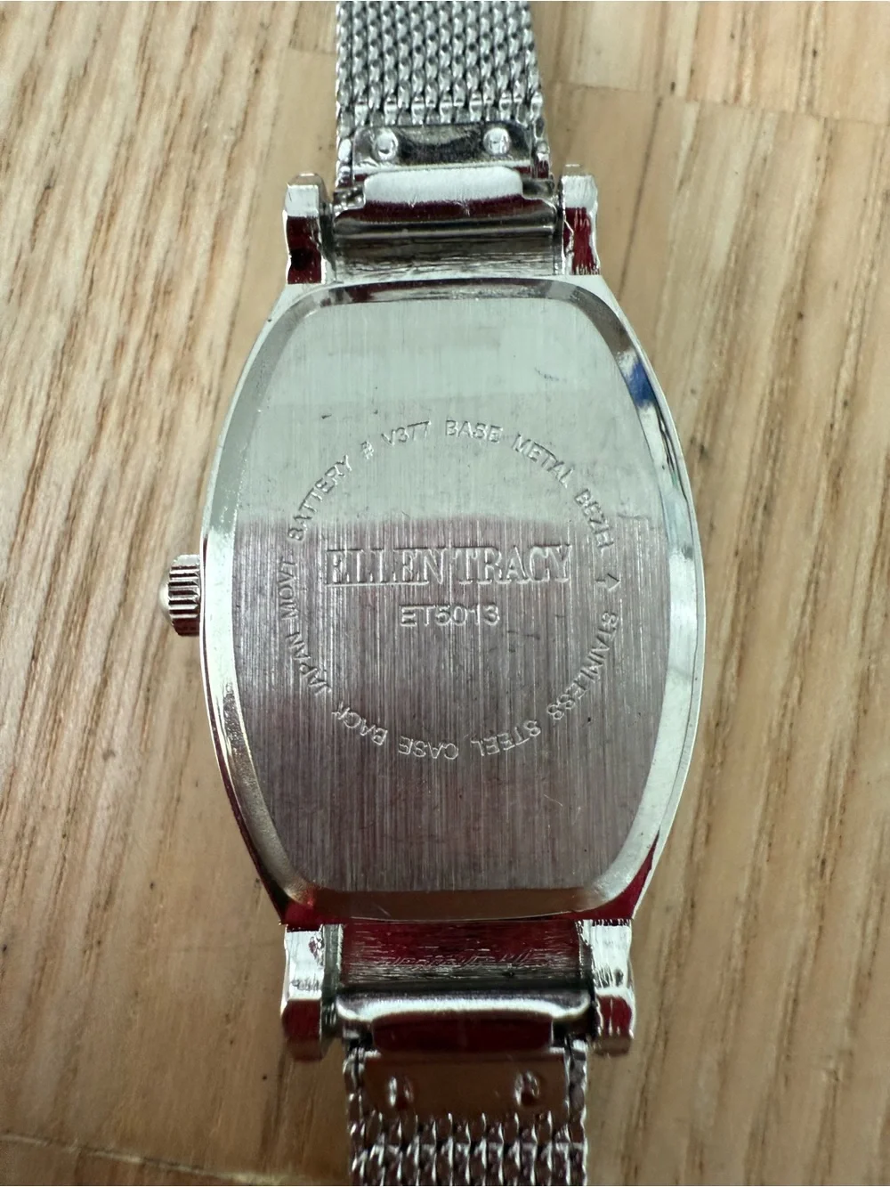 Ellen Tracy ladies black dial silver tone watch NEW BATTERY